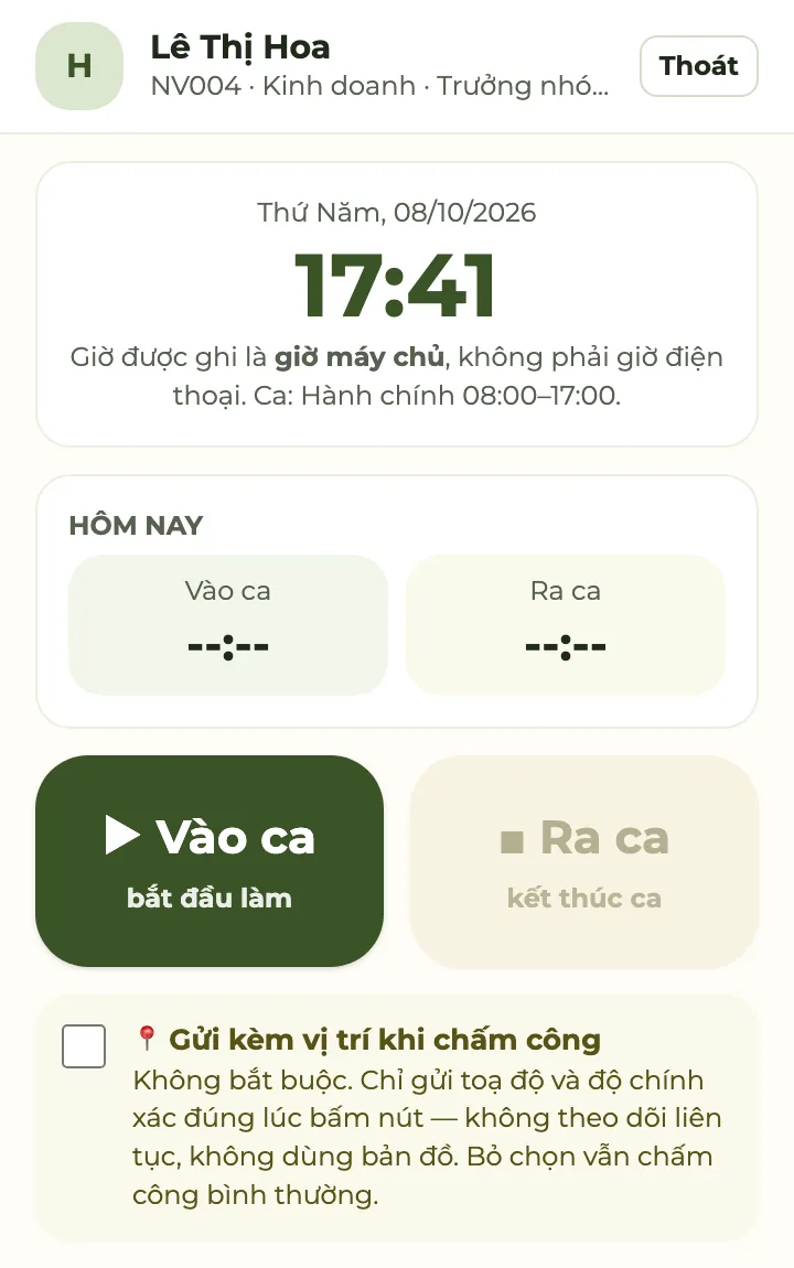 Cổng nhân viên trên điện thoại: tên nhân viên Lê Thị Hoa, giờ máy chủ 17:41 ngày 08/10/2026, nút Vào ca và Ra ca, tuỳ chọn gửi kèm vị trí