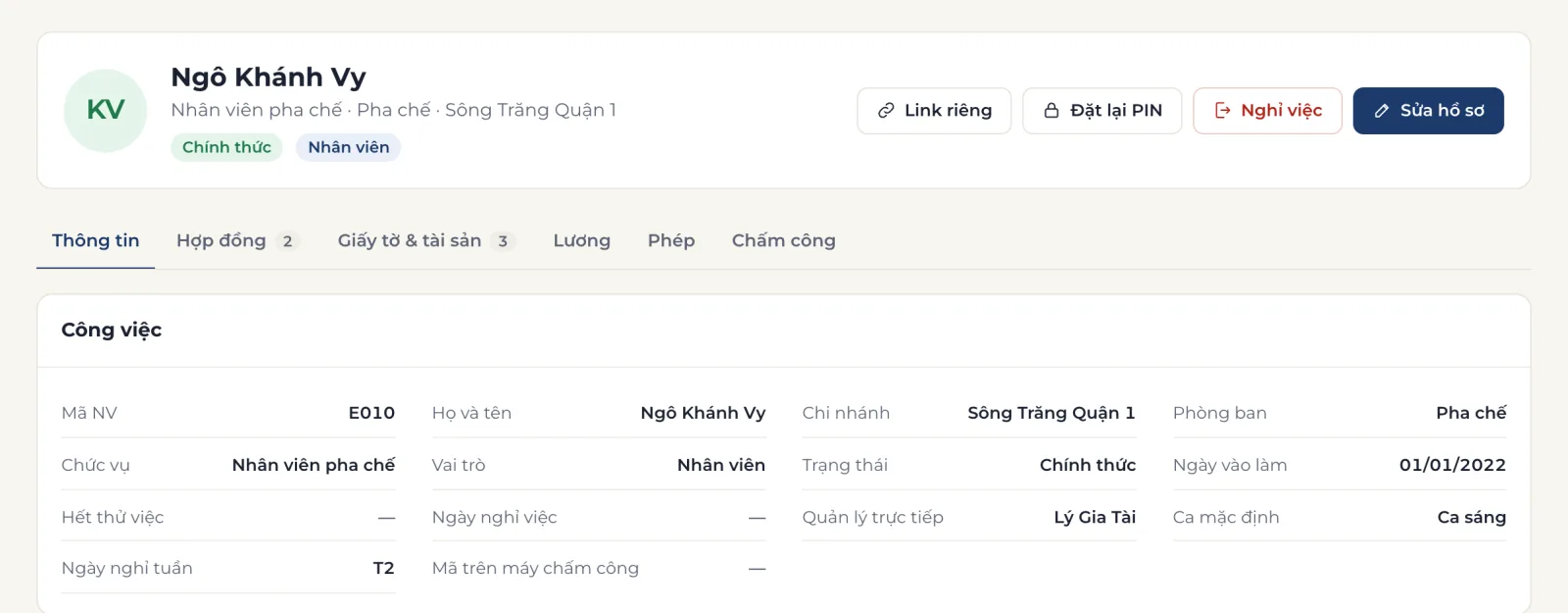 Hồ sơ nhân viên Ngô Khánh Vy trong web app Nhân sự 360 PRO: nút Link riêng, Đặt lại PIN, Nghỉ việc, Sửa hồ sơ; các thẻ Thông tin, Hợp đồng 2, Giấy tờ và tài sản 3, Lương, Phép, Chấm công; ô Hết thử việc, Quản lý trực tiếp, Ngày vào làm